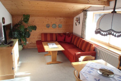 Wohnzimmer mit Ausziehcouch