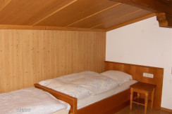 Schlafzimmer mit zwei Einzelbetten