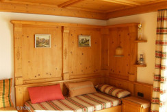 Wohnzimmer mit Schlafgelegenheit