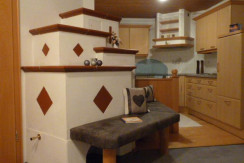 Kachelofen dahinter Küche