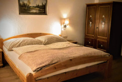 Schlafzimmer mit Doppelbett FW 4