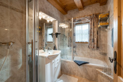 Badezimmer mit Dusche und Badewanne