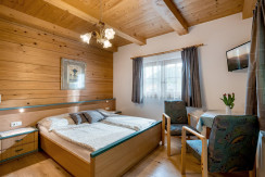 Schlafzimmer mit Schreibtisch und Sitzecke