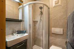 Badezimmer mit Dusche und WC
