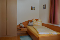 Kinderzimmer mit getrennten Betten