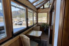 Essbereich mit Blick auf die Bergwelt