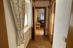 Lichtdurchfluteter Flur