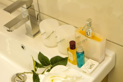 Badezimmer mit Toilettartikel