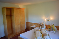 Schlafzimmer mit Kasten