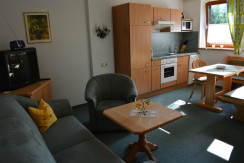 Aufenthaltsraum mit Sitzecke und Couch