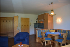 Aufenthaltsraum mit Küche und Sitzecke