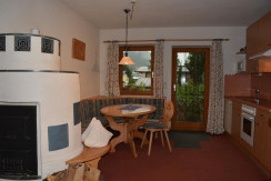 Aufenthaltsraum mit Küche und Kachelofen