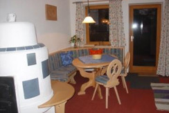 Aufenthaltsraum mit Kachelofen 