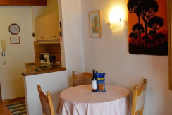 Sitzecke mit Blick in die Küche