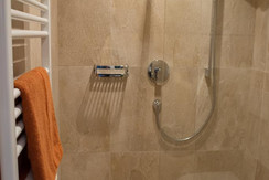 Badezimmer mit Dusche