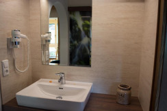 Badezimmer mit Waschbecken