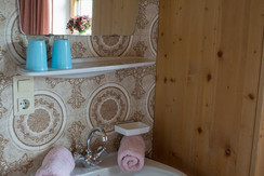 Schlafzimmer mit Waschbecken