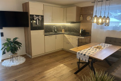 voll ausgestattete Küchenecke & Essbereich