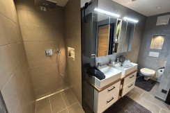 Badezimmer mit Dusche & WC