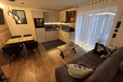 gemütliche Wohnküche mit Schlafcouch & Terrasse