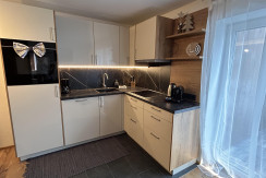 voll ausgestattete Küchenecke