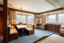 gemütliche Sitzecke inkl. Schreibtisch