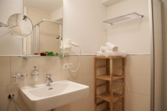 Badezimmer mit Dusche und WC