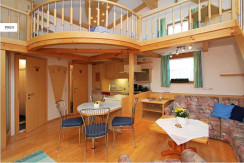 Wohnbereich mit Sitzecke und Couch