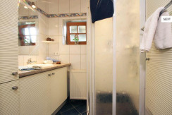 Badezimmer mit Dusche und WC 