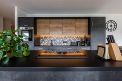 Große Küche mit allem was man braucht (Toaster, Kaffeemaschine, Wasserkocher, ..