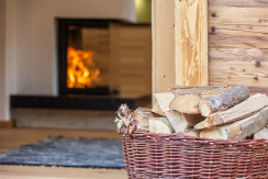 Haberlhütte Kamin mit Holz © Gerald Lobenwein