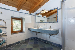 Badezimmer mit Dusche und Doppelwaschtisch