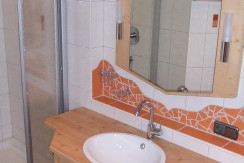 Badezimmer mit Badewanne und Dusche