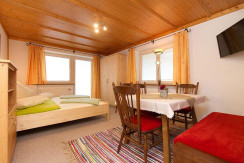 Aufenthaltsraum mit Doppelbett