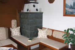 Wohnzimmer mit Kachelofen