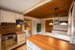 Gut ausgestattete Küche mit 4 Essplätzen