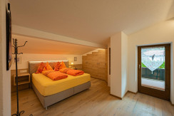 Schlafzimmer mit Doppelbett im Ferienhaus Konrad