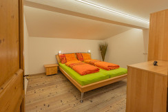 Schlafzimmer mit Doppelbett