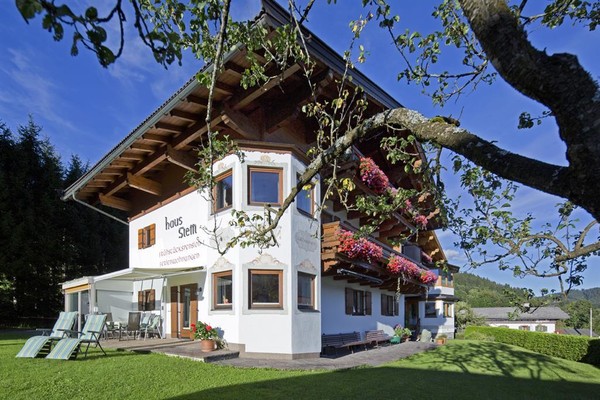 Hausansicht süd West mit Terasse Fewo Eva