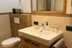 Badezimmer mit Dusche + WC