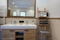 Badezimmer mit Doppelwaschbecken