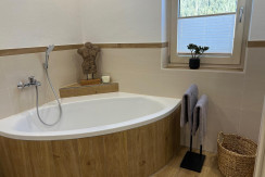 Badezimmer mit Badewanne