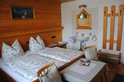 Doppelzimmer mit Waschmöglichkeit und Garderobe