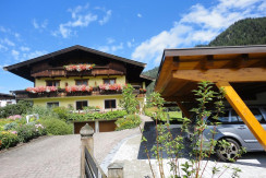 Hausansicht mit Carport