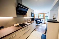 Küche mit Blick auf den Essbereich