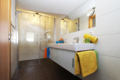 geräumiges Badezimmer