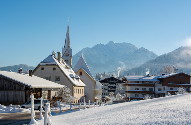 Winterlandschaft Pfarrkirche mit Spielberg 1 © Pet