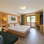 Photo of double room with shower, 1 extra bed