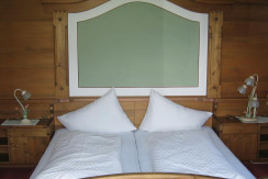 Schlafzimmer mit Doppelbett