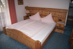 Schlafzimmer mit Doppelbett